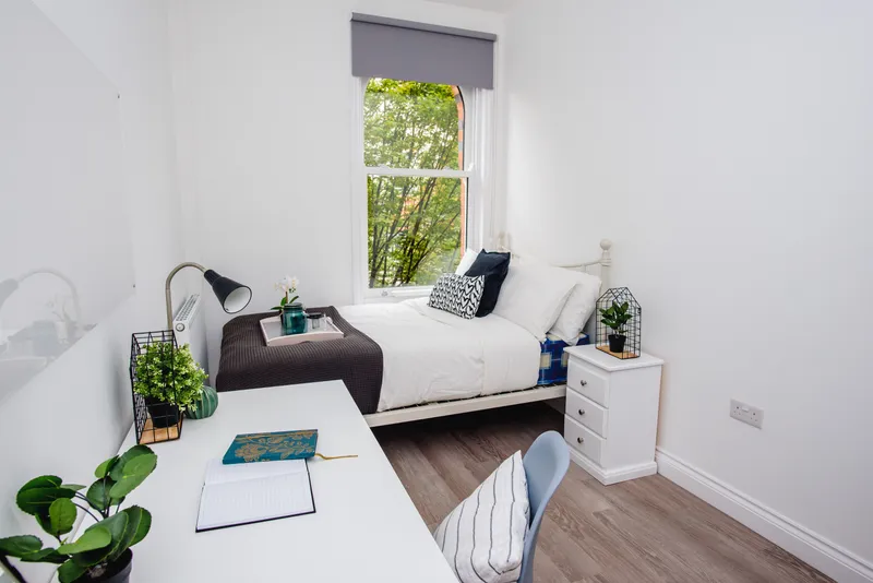 Flat C, 25 Lister Gate - Luxury 5 Bed City Centre Apartment - Thumbnail 2